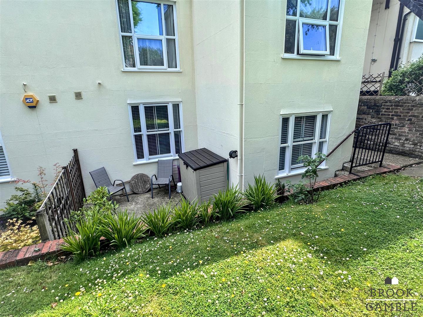 2 Bedroom Flat. Spencer Road in Eastbourne,  21